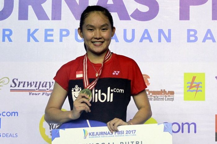 Pebulu tangkis tunggal putri Indonesia, Ruselli Hartawan, berpose dengan medali emas yang didapat sebagai juara Kejurnas PBSI 2017. Ruselli mengalahkan Dinar Dyah Ayustine, 21-19, 21-18, pada final yang digelar di GOR Sahabudin, Sabtu (2/12/2017).