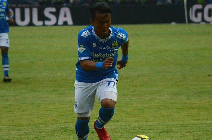 Pemain Tengah Persib Bandung, Ghozali Siregar saat menghadapi Arema di Stadion Gelora Bandung Lautan Api, Kamis (13/9/2018).