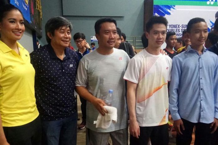 Pemain ganda putra nasional, Kevin Sanjaya Sukamuljo (ketiga dari kanan) berpose dengan Menteri Pemuda dan Olahraga Imam Nahrawi seusai menjalani laga ekshibisi Candra Wijaya International Badminton Center, di Tangerang Selatan, Selasa (19/12/2017).