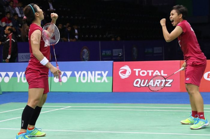 Pasangan ganda putri nasional Indonesia, Greysia Polii (kiri)/Apriyani Rahayu, melakukan selebrasi seusai memenangi laga melawan Kamilla Rytter Juhl/Christina Pedersen (Denmark) pada semifinal India Terbuka 2018 yang digelar di Siri Fort Indoor Stadium, New Delhi, India, Sabtu (3/2/2018).