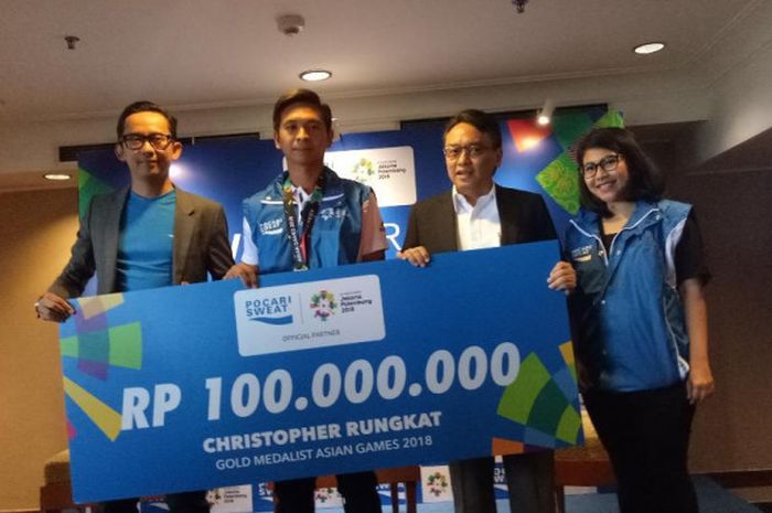 Christopher Rungkat (kedua dari kanan) dalam acara pemberian bonus oleh Pocari Sweat di Hotel Century, Kamis (6/9/2018)