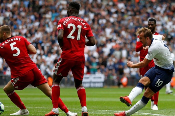Penyerang Tottenham Hotspur, Harry Kane (kanan), melepaskan tendangan dalam laga Liga Inggris kontra Fulham di Stadion Wembley, London pada 18 Agustus 2018.