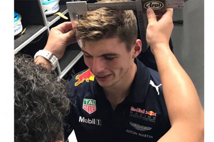 Pebalap Red Bull, Max Verstappen melakukan pengukuran untuk helm barunya.