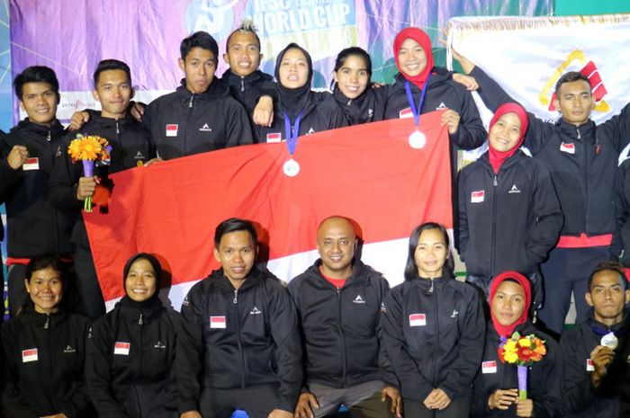 Tim nasional panjat tebing (Sport Climbing) Indonesia berfoto bersama saat mengikuti ajang IFSC World Cup