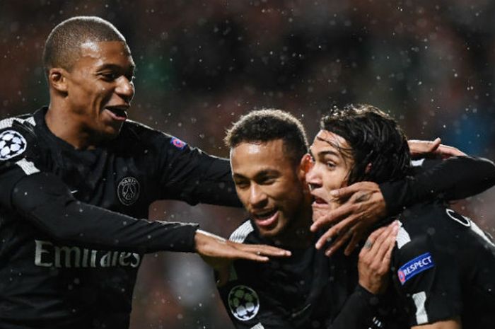 Selebrasi trio penyerang Paris Saint-Germain, Kylian Mbappe, Neymar, dan Edinson Cavani, pada laga Grup B Liga Champions di  Stadion Celtic Park, Skotlandia, Rabu (13/9/2017) dini hari WIB.