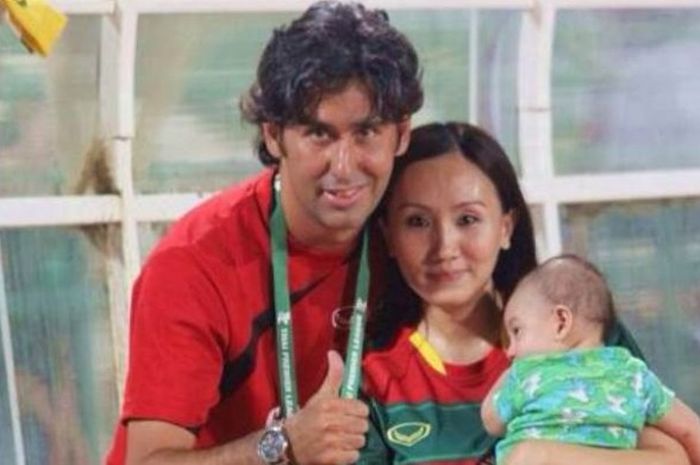 Pelatih klub Thai League, Royal Thai Navy, yang diisukan bakal membesut Persija Jakarta, Stefano Cugurra alias Teco, saat berpose bersama keluarga kecilnya pada 2015.