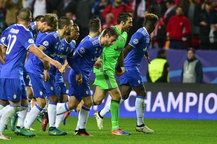 Para pemain Juventus saling bergandengan tangan merayakan kemenangan atas Sevilla dalam ajang Liga Champions, di Stadion Ramon Sanchez Pizjuan, Selasa (22/11/2016).