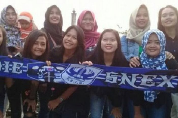 Suporter wanita PSIS Semarang, Ladiesnex gelar acara bagi-bagi takjil di sekitaran wilayah Tugu Muda, Semarang, Minggu (3/6/2018)