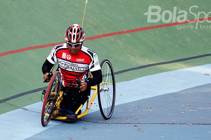 Atlet balap sepeda difabel, Somantri, saat berlatih dengan sepeda rancangannya sendiri di Velodrome Stadion Manahan, Solo.