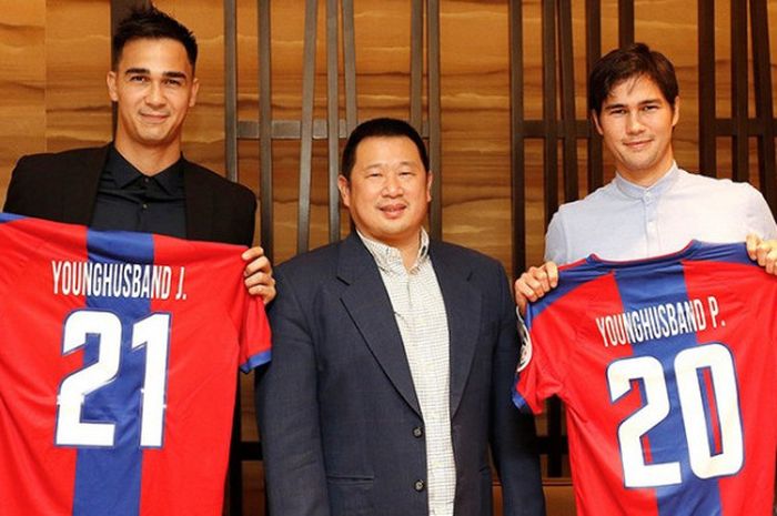 Pemilik sekaligus Chairman Davao Aguilas, Jonathan Cheng diapit duo bintang timnas Filipina yang mereka datangkan musim 2017, James dan Phil (kanan) Yonghusband. 