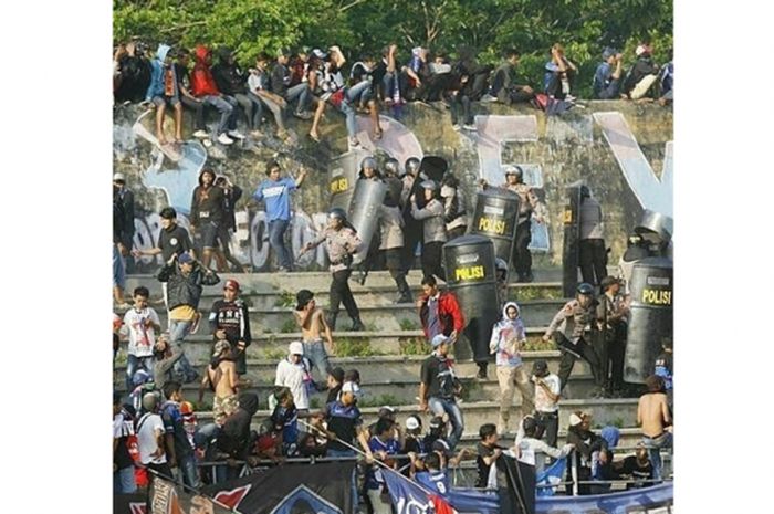 Kondisi tribun pendukung PSIS Semarang saat terjadi kericuhan antar-pendukung PSIS Semarang, Holigans dabn Snek