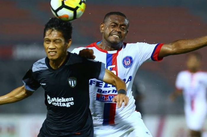 Duel udara gelandang Felcra FC, David Laly (kanan) dan pemain Terengganu FA, Kamal Azizi pada laga k