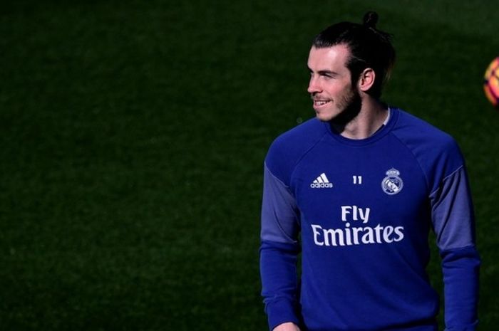 Winger Real Madrid, Gareth Bale, menjalani sesi latihan di Valdebebas Sport City, Madrid, Spanyol, pada 17 Februari 2017.