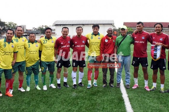 Pesepak bola veteran Mitra Devata (kaos merah) menyempatkan foto bersama beberapa pilar eks Persib dan Persikab Bandung yang tergabung dalam Cimahi All-Star, sebelum laga persahabatan yang berlangsung, Sabtu (29/4/2017) di Lapangan Lodaya, Bandung, Jawa Barat.