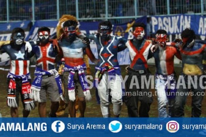Aremania mengecat tubuhnya saat mengawal laga Arema kontra Bhayangkara FC di Stadion Kanjuruhan, Selasa (30/1/2018).