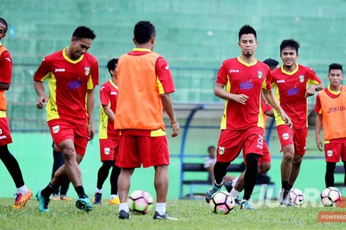 Pemain Mitra Kukar melakukan latihan perdana di bulan Ramadhan di Stadion Gajayana Malang, Jawa Timur, Sabtu (27/05/2017) sore.