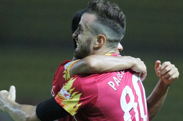 Pelukan gelandang Evan Dimas kepada penyerang berstatus marquee player Bhayangkara FC, Paulo Sergio (depan) seusai mengalahkan Bali United pada laga pekan ke-27 Liga 1 musim 2017 di Stadion Patriot, Kota Bekasi, Jumat (29/30/2017) malam.  