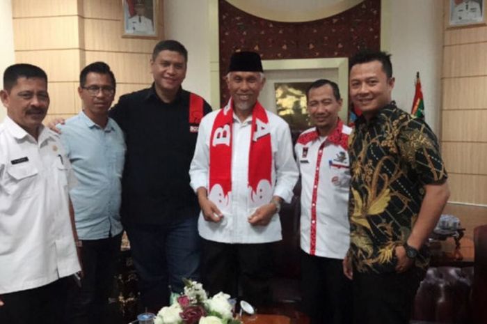 Walikota Padang, Mahyeldi Ansharullah (ketiga dari kanan) dan Kadispora Kota Padang, Azwin (kedua dari kanan), berpose dengan BOLA.