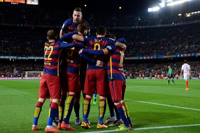 Pemain Barcelona merayakan kemenangan atas Sevilla di La Liga, 28 Februari 2016.
