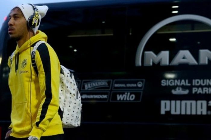 Penyerang Borussia Dortmund, Pierre-Emerick Aubameyang, meninggalkan bus menjelang duel Bundesliga melawan Borussia Moenchengladbach di Borussia Park pada 23 Januari 2016.