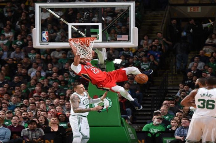Aksi dunk pemain New Orleans Pelicans, Anthony Davis, saat bertamu ke kandang Boston Celtics pada lanjutan musim reguler NBA 2017/2018, Selasa (16/1/2018) malam waktu Amerika Serikat.