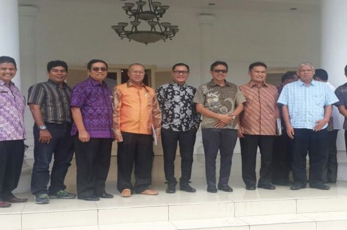 Pemerintah Daerah dan DPRD Sumatera Barat bersama pengurus sepak bola setempat mendukung terbentuknya Tuah Sakato FC.