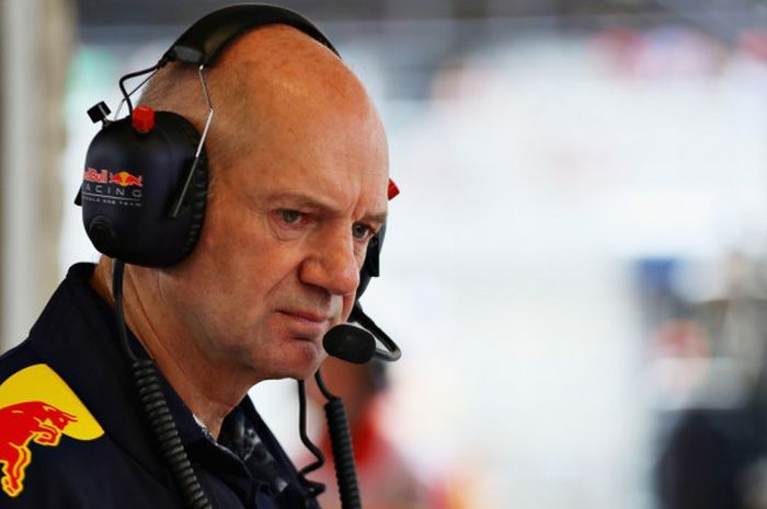 Kepala Teknisi Red Bull Racing, Adrian Newey, terlihat berada di garasi tim saat menjalani sesi latihan GP Amerika Serikat di CoTA, Austin, Texas, 20 Oktober 2017.