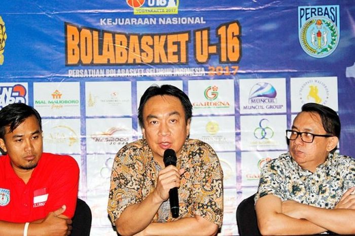 Ketua Panitia Kejurnas Basket KU-16, Adi Pramono saat jumpa pers sekaligus peluncuran tim basket DIY, Minggu (2/4).