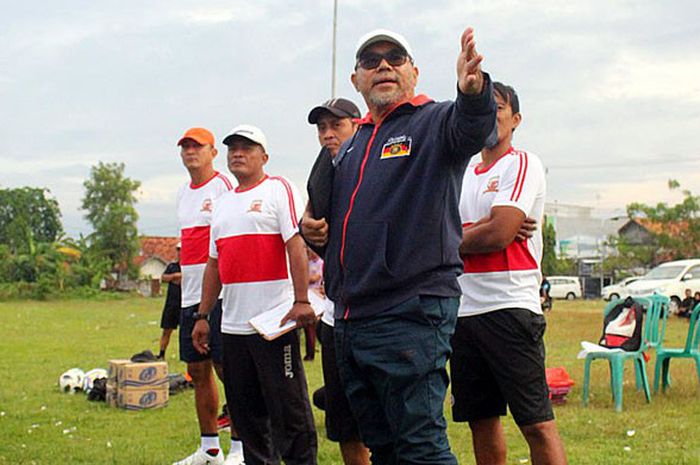 Direktur Teknik Madura United Football Academy, Iwan Setiawan, memimpin seleksi perdana Madura United Football Academy B U-16 Rabu (20/06).