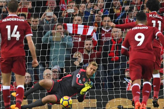 Kiper Huddersfield, Jonas Lossl, menahan tendangan penalti penyerang Liverpool, Mohamed Salah, pada laga Liga Inggris di Stadion Anfield, Liverpool, Sabtu (28/10/2017).