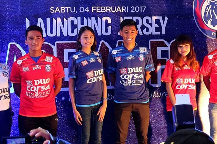 Pemain muda Arema FC, Bagas (kiri), Hanif Sjahbani (tengah) Dio (kanan) dan model saat Launching Jersey 2017 di kantor Arema Jalan Ketanegara Malang, Jawa Timur (04/02/2017).