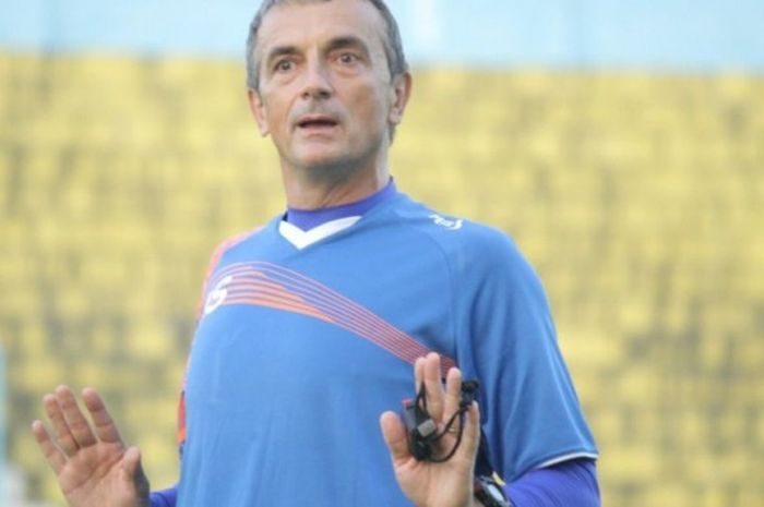 Pelatih Arema Cronus, Milomir Seslija.