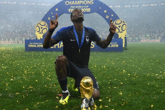  Gaya Paul Pogba saat memegang trofi Piala Dunia 2018 yang dimenanginya bersama timnas Prancis seusai mengalahkan Kroasia pada final yang berlangsung di Stadion Luzhniki pada 15 Juli 2018. 