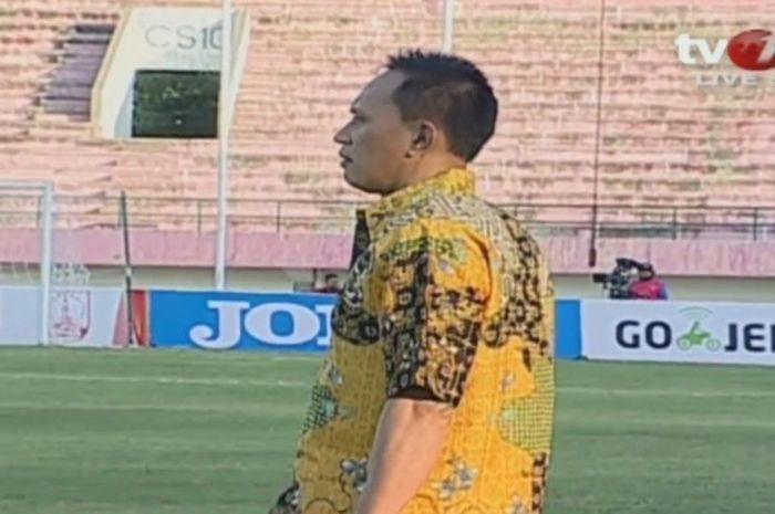 Pelatih Persis Solo, Widiyantoro saat dampingi Persis vs persiba Bantul di stadion Manahan. Kamis (3/8/2017).