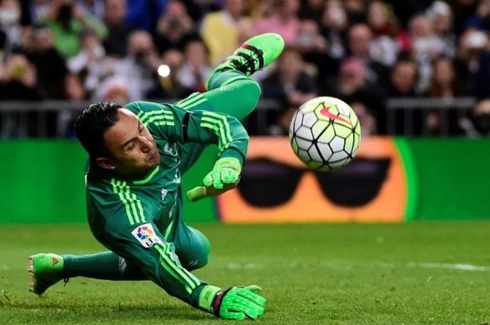 Aksi Keylor Navas saat menghentikan tendangan penalti di laga versus Sevilla, 20 Maret 2016.