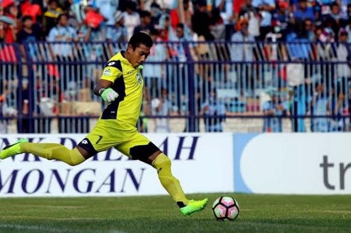 Aksi kiper Khoirul Huda yang juga kapten Persela saat timnya menang 4-0 atas tamunya Arema FC pada laga Liga 1 di Stadion Surajaya, Lamongan, 21 Mei 2017. 