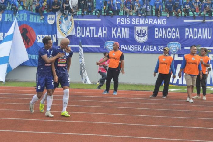 Bruno Silva saat melakukan selebrasi usai mencetak gol kedua pada babak pertama melawan PSMS Medan di Stadion Moch Soebroto, Minggu (15/4/2018).