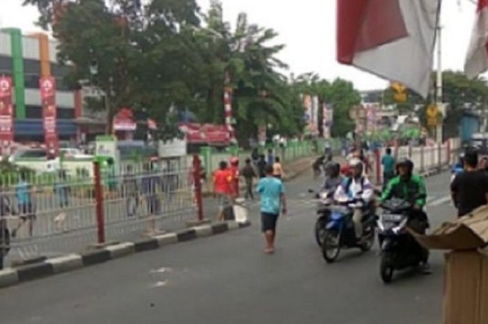 Tawuran antar suporter yang melibatkan oknum pendukung Persija dan Persitara terjadi di wilayah Pasar Rebo, Sabtu (4/8/2018).
