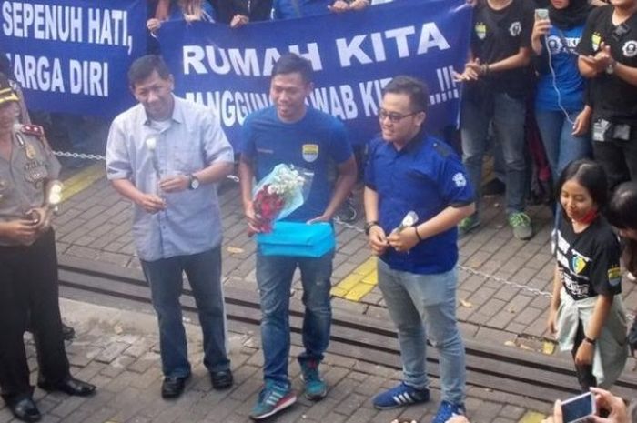 Bek Persib, Tony Sucipto membawa bunga yang diserahkan perwakilan Viking Kampus saat melakukan demo di depan Graha Persib, Jalan Sulanjana, Kota Bandung pada Sabtu (10/6/2017) sore. 