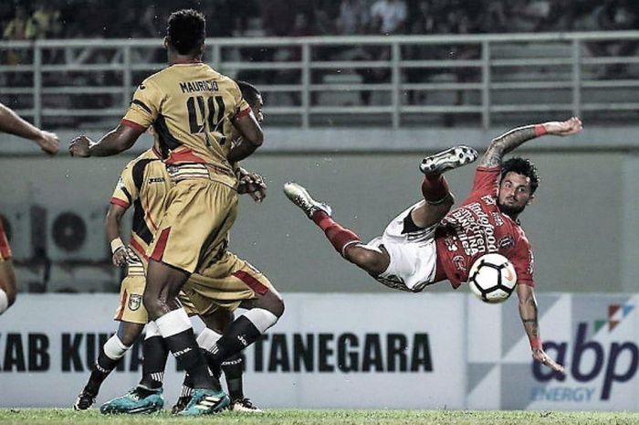 Pemain Bali United Stefano Lilipaly mencetak gol ke gawang Mitra Kukar di Stadion Aji Imbut, Tenggarong hari Jumat (11/5/2018)