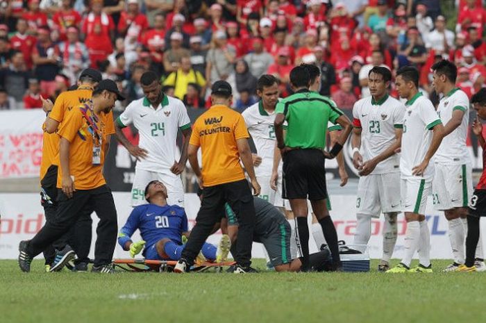 Kiper timnas U-22 Indonesia, Kurniawan Kartika Ajie (20) terlihat kesakitan saat skuat Garuda Muda bersua Timor Leste pada laga ketiga Grup B SEA Games 2017 di Stadion MP Selayang, Selangor pada 20 Agustus 2017. 