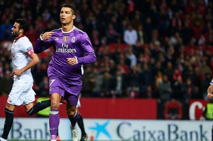 Ikon Real Madrid, Cristiano Ronaldo, merayakan gol yang dia cetak ke gawang Sevilla dalam pertandingan La Liga di Stadion Ramon Sanchez Pizjuan, Seville, Spanyol, 15 Januari 2017.