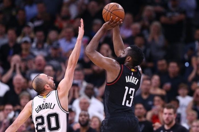 Bintang Houston Rockets,  James Harden (jersey hitam, #13), melepas tembakan seraya dijaga pemain San Antonio Spurs, Manu Ginobili (#20), saat memainkan gim kelima babak semifinal play-off NBA Wilayah Barat di AT&T Center, San Antonio, Texas, Selasa (9/5/2017) malam waktu setempat. Spurs menang melalui babak perpanjangan waktu dengan skor 110-107.