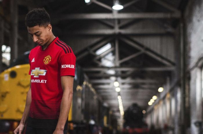 Gelandang Jesse Lingard dengan jersey baru Manchester United untuk musim 2018-2019.