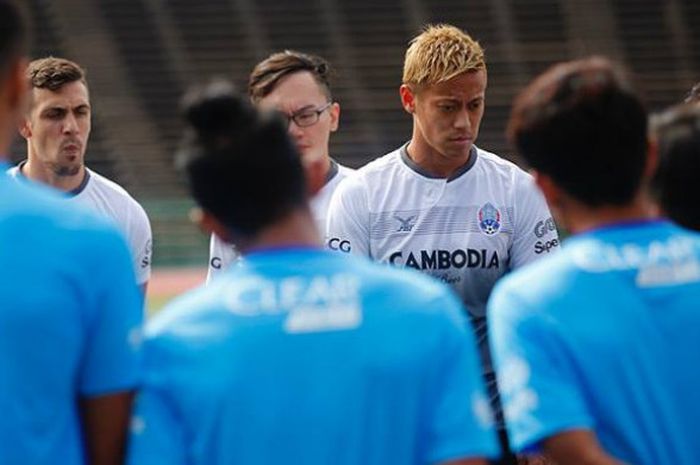 Pemain Melbourne Victory asal Jepang sekaligus Pelatih Kepala Timnas Kamboja, Keisuke Honda saat memimpin latihan Timnas Kamboja jelang laga persahabatan kontra Timnas Malaysia.