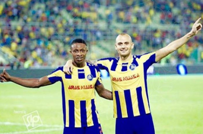 Pemain Pahang FA, Mohammadou Sumareh dan Kiko Insa.