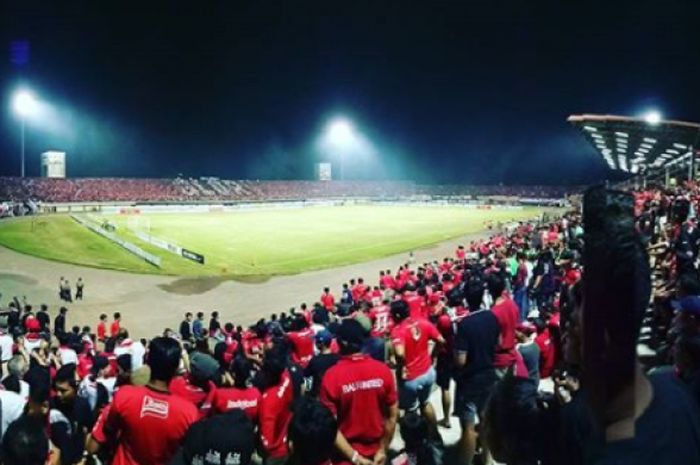 Suasana Stadion I Wayan Dipta pada pertandingan  Bali United Vs Persija Jakarta, Jumat (15/9/2017)