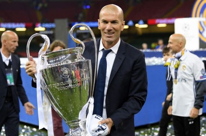 Pelatih Real Madrid, Zinedine Zidane, berpose dengan trofi juara Liga Champions setelah menekuk Juventus dalam laga final di Millennium Stadium, Cardiff, 3 Juni 2017.