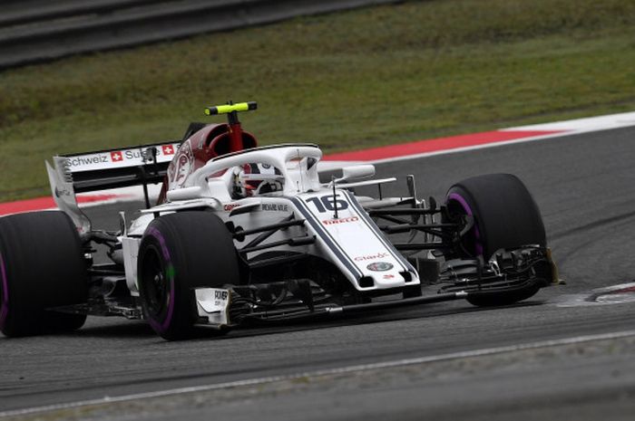 Pebalap tim Sauber, Charles Leclerc, memacu mobilnya di sesi latihan GP China 13-14 April 2018.