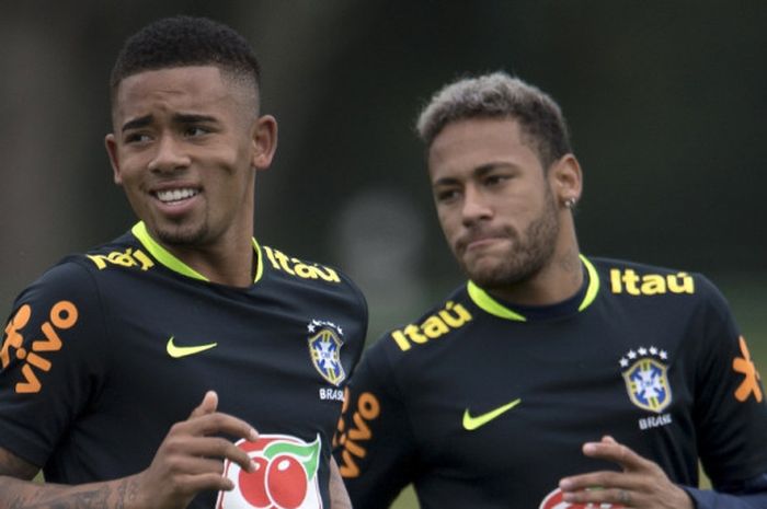 Striker Brasil, Gabriel Jesus (kiri) dan Neymar, menjalani sesi latihan di Granja Comary Sports Complex, Teresopolis, Brasil, pada 4 Oktober 2017.